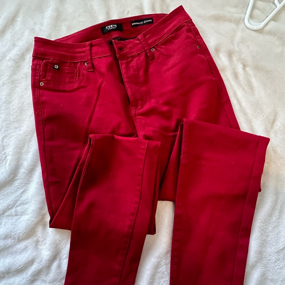 Women’s red jegging type pants